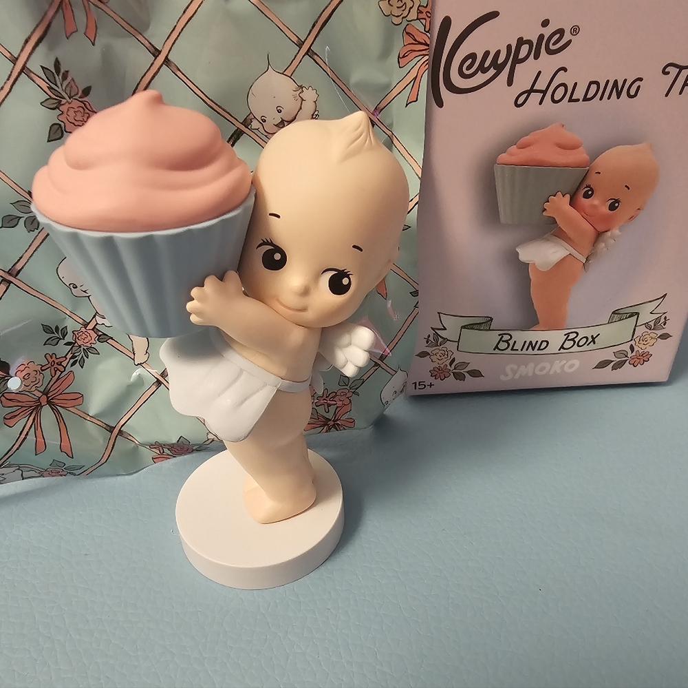 Smoko Blind Box Kewpie Holding Cupcake